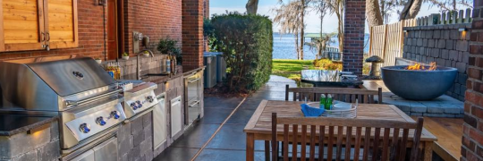 alt="outdoor kitchen"