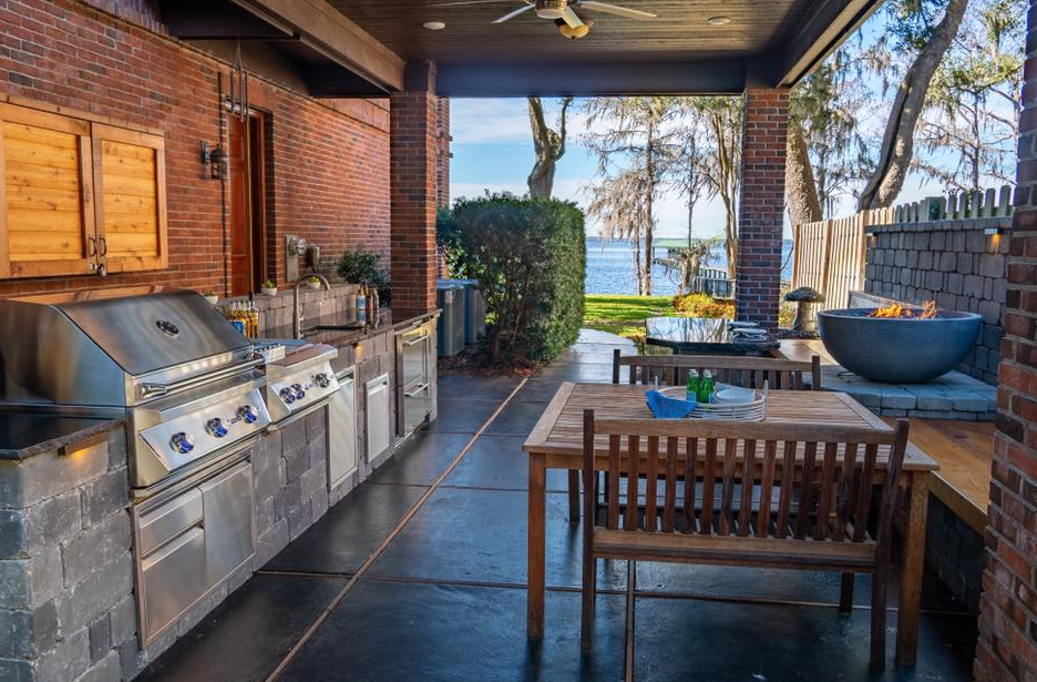 alt="outdoor kitchen"